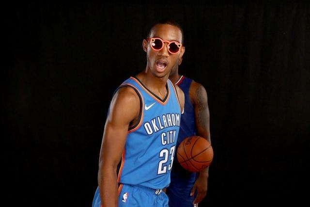 波士顿马拉松：肯尼亚选手包揽男女组冠军 双双实现卫冕